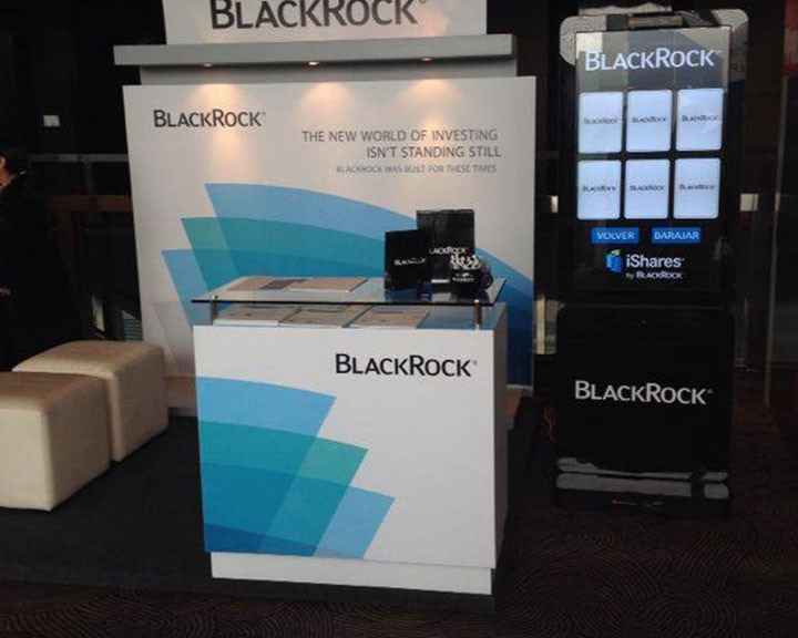 elaboración de stand y tótem interactivo evento capital markets day- black rock hotel westin